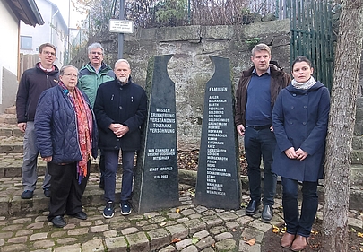 Vorstandsmitglieder am Denkmal für die vertriebenen Juden Gersfelds